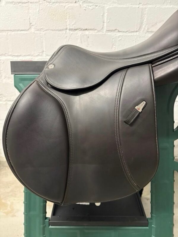 SnapInsta.to_655503459_17982732566993349_1726285582717261033_n Selleria Equipe EK Evo Grip 17.5-inch Jumping Saddle