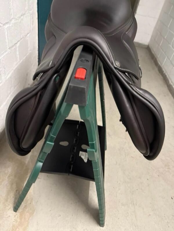 SnapInsta.to_656058927_17982732590993349_8831990722193892316_n Selleria Equipe EK Evo Grip 17.5-inch Jumping Saddle