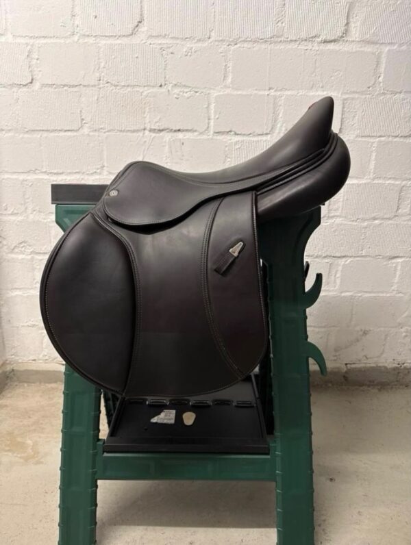 SnapInsta.to_656205585_17982732557993349_3361857635487937338_n Selleria Equipe EK Evo Grip 17.5-inch Jumping Saddle