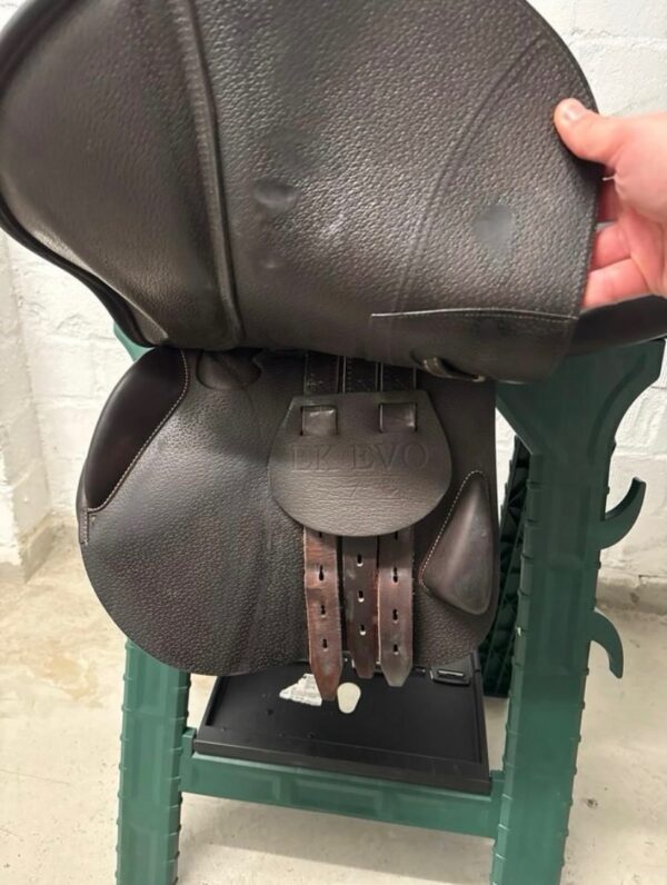 SnapInsta.to_656334020_17982732626993349_7093095673293846485_n Selleria Equipe EK Evo Grip 17.5-inch Jumping Saddle