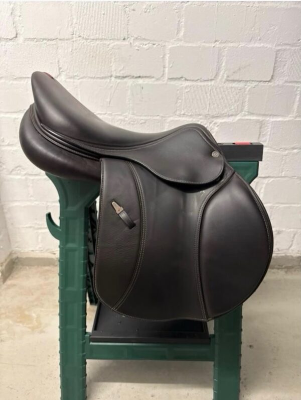 SnapInsta.to_657169471_17982732617993349_266989849606492024_n Selleria Equipe EK Evo Grip 17.5-inch Jumping Saddle