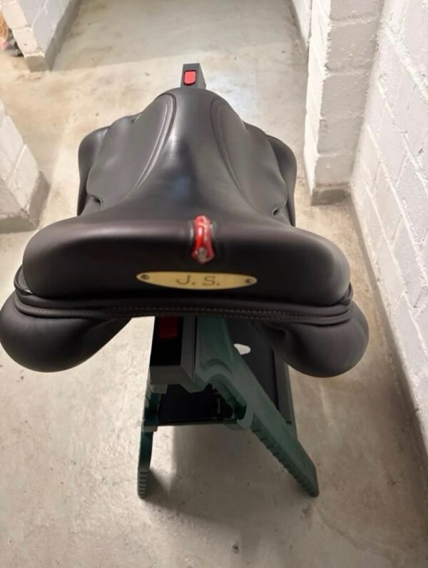 SnapInsta.to_657397032_17982732647993349_1342679430448407777_n Selleria Equipe EK Evo Grip 17.5-inch Jumping Saddle