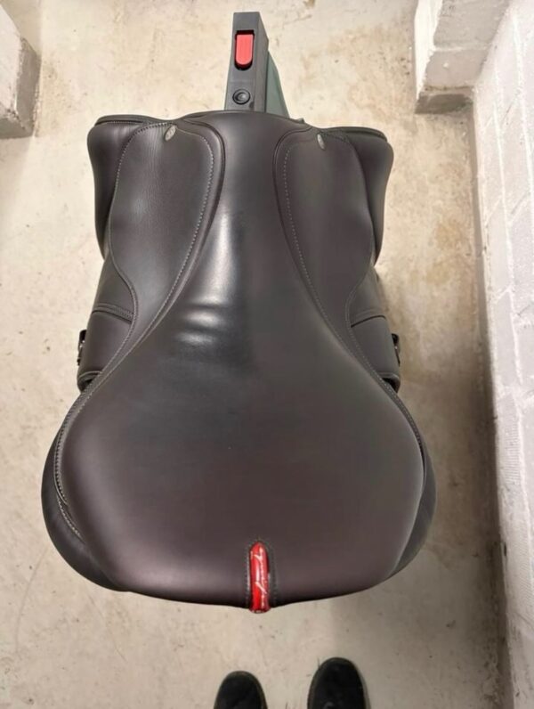 SnapInsta.to_657731443_17982732593993349_2268499085377745732_n Selleria Equipe EK Evo Grip 17.5-inch Jumping Saddle