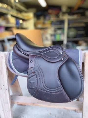 Ikonic Evolution Jumping Saddle – JEV04 (2025) – 16.5