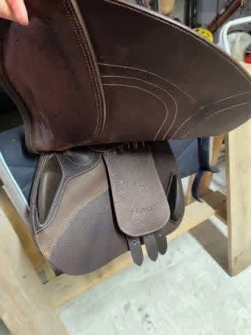 Ikonic Evolution Jumping Saddle – JEV04 (2025) – 16.5