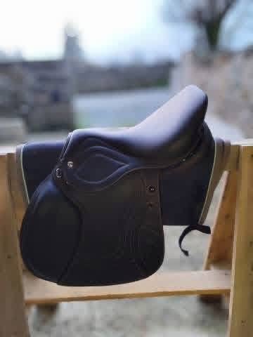 Ikonic Evolution Jumping Saddle – JEV04 (2025) – 16.5