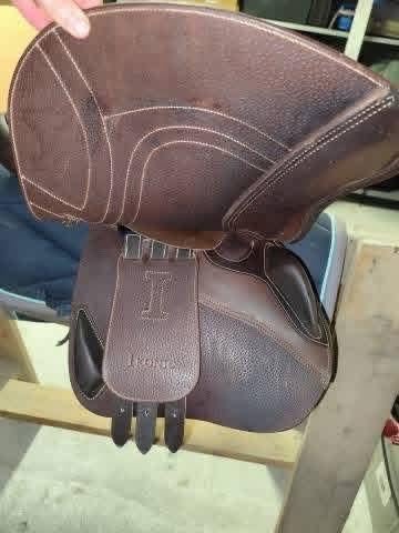 Ikonic Evolution Jumping Saddle – JEV04 (2025) – 16.5